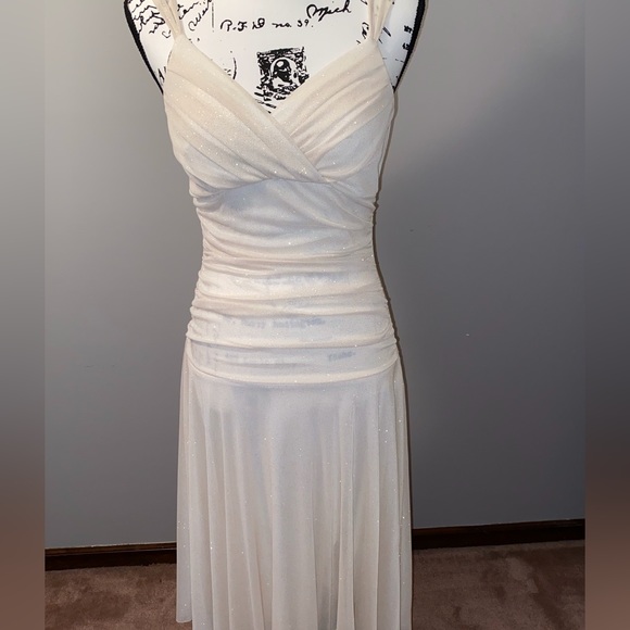 Beautiful off white with flecks of gold dress - Picture 6 of 6